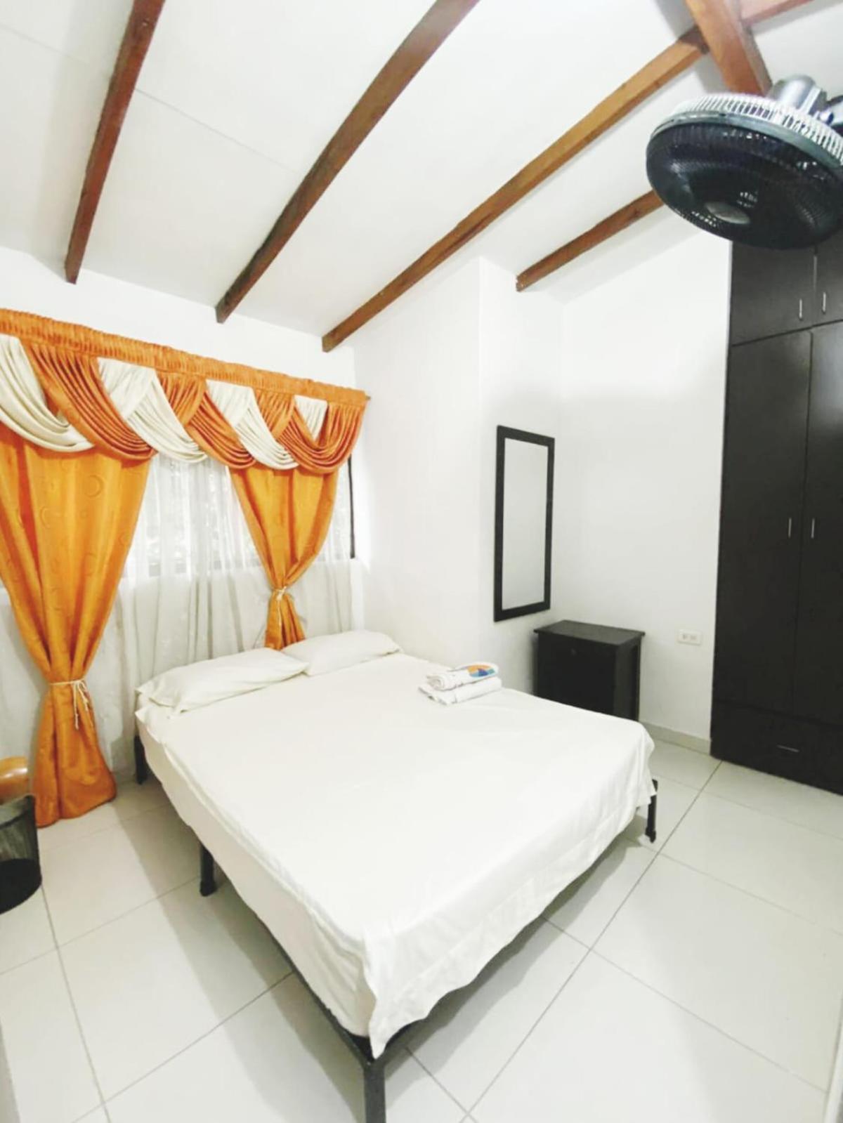 Campo Valdes Park Hostel Medellin Exterior photo