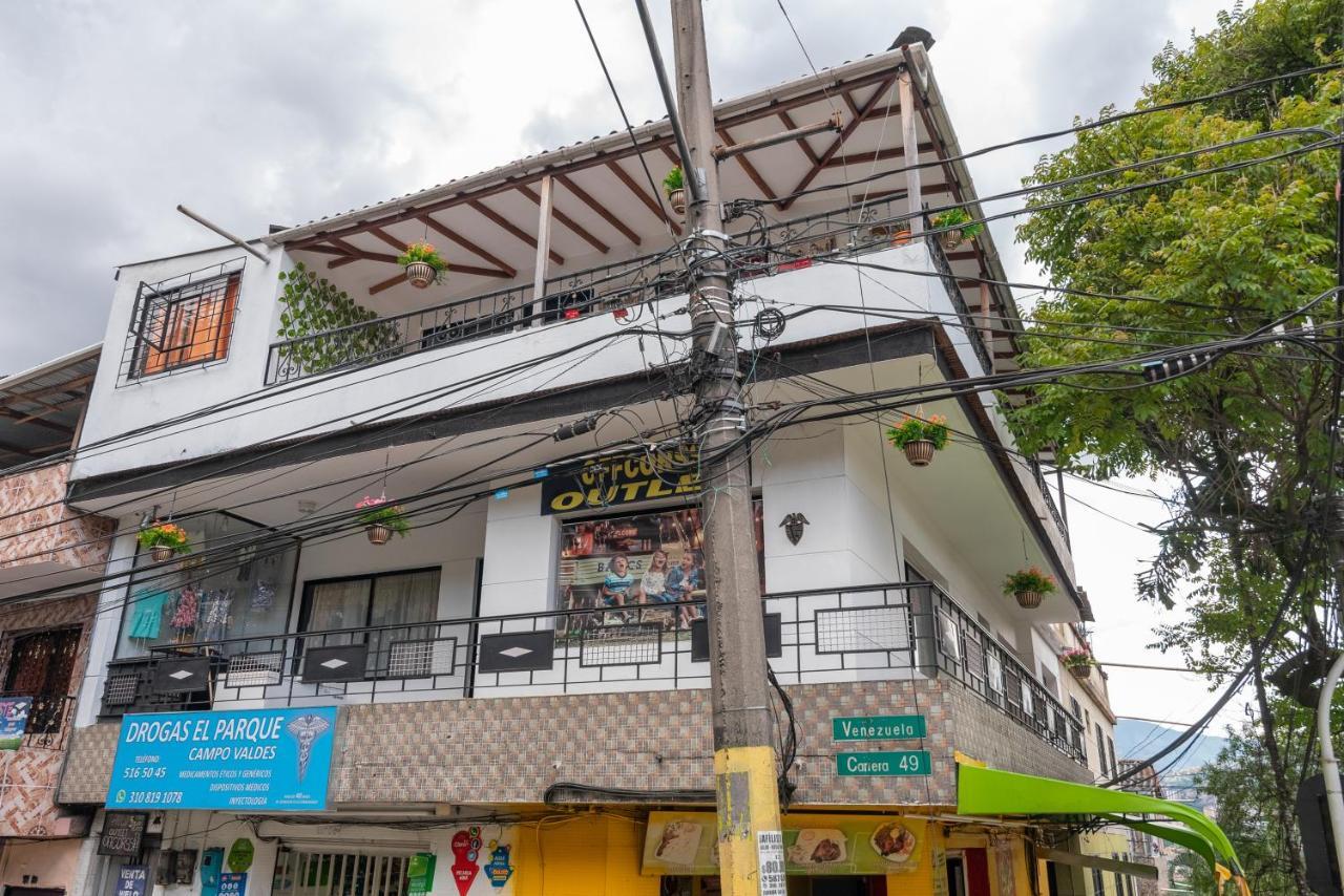 Campo Valdes Park Hostel Medellin Exterior photo