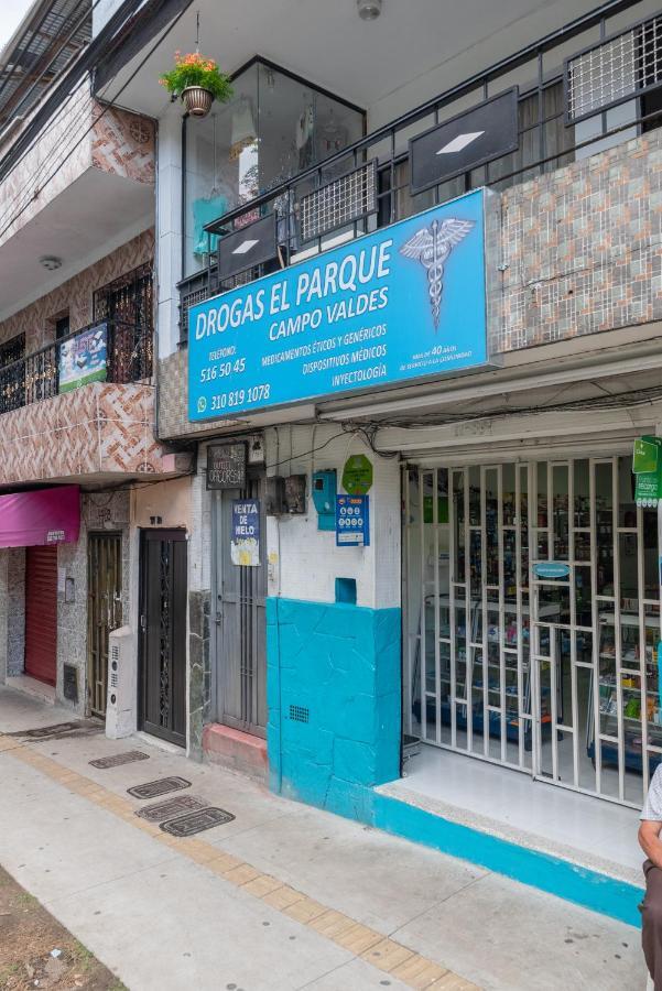 Campo Valdes Park Hostel Medellin Exterior photo