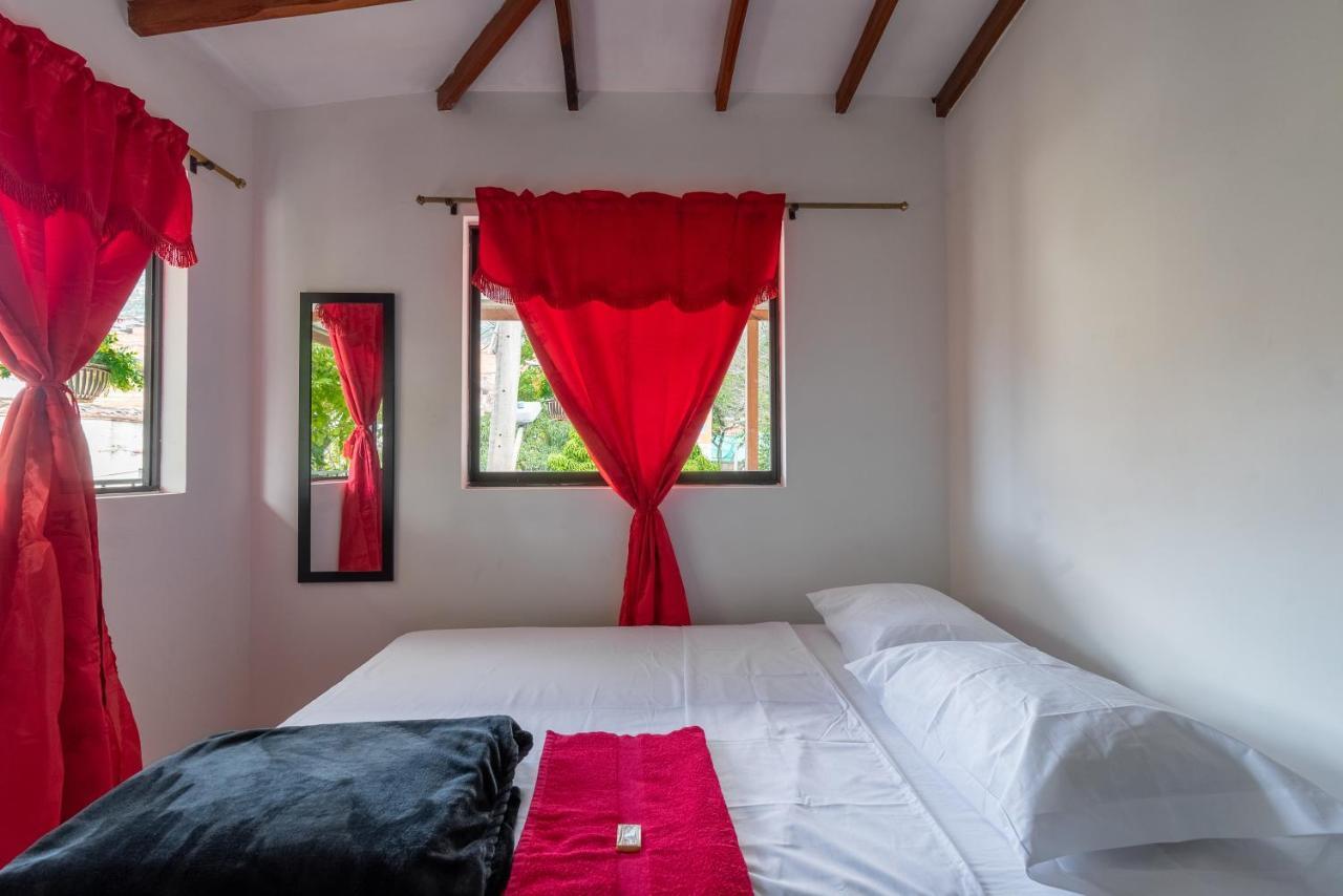 Campo Valdes Park Hostel Medellin Exterior photo
