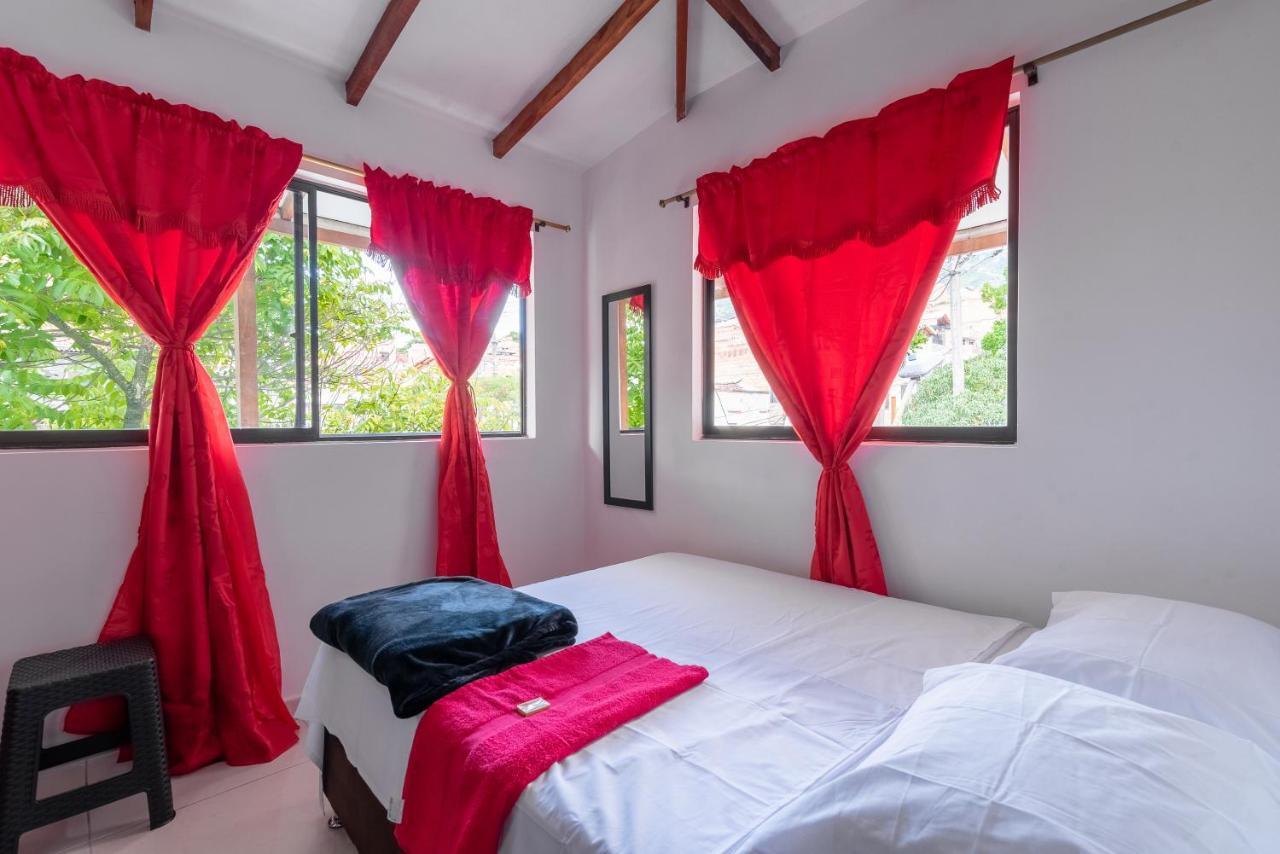 Campo Valdes Park Hostel Medellin Exterior photo